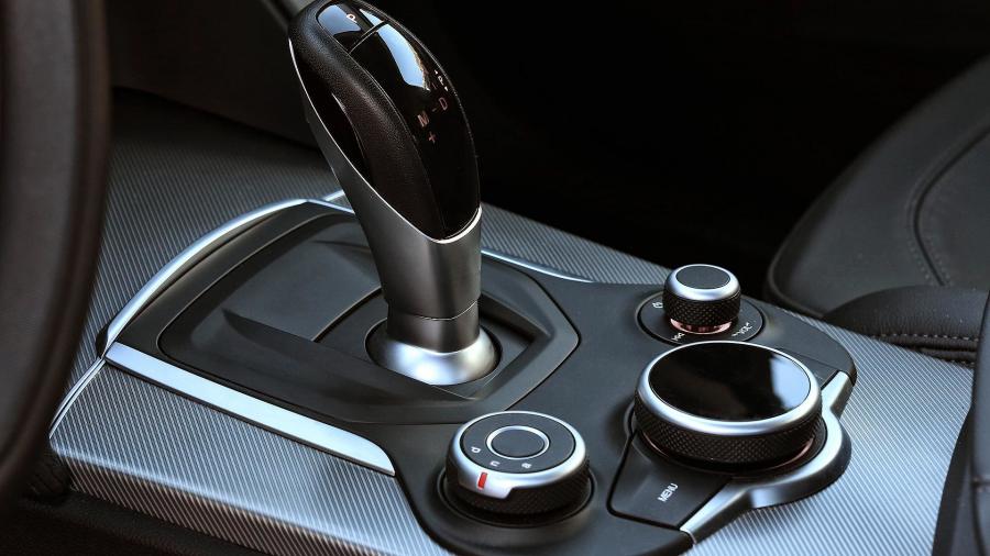 Детали интерьера Alfa Romeo Stelvio (949) 2017 года  (WW) (фото 99 из 114)